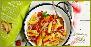 La pasta peperoni e pancetta è un primo piatto veloce e gustoso; Tortiglioni Biologici Con Peperoni E Pancetta