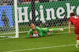 Если коньком петера был удачный выбор позиции, и он ловил мяч, просто расставив ноги и руки, то каспер полагается на сейвы. 8adevzkzitiplm