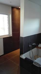 Bei uns erhalten sie hochwertige edelstahlschienen aus v2a. Badezimmer Mit 60x60 Cm Fliesen An Boden Und Wand Veredelt Mit Edelstahlschienen Sowie Beleuchteter Nische In Der Dusche Fliesenleger Suess Webseite