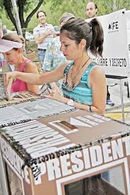 This book tries to recover the struggles fought in some states of mexico to obtain vote for women, as well as the debates in favor or against in the local congresses and political parties. Tiene El Voto Femenino Su Historia De Esfuerzo