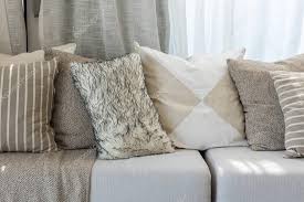 I cuscini divano hanno forme, dimensioni e imbottiture varie. Cuscini Divano Moderni