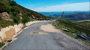 Hiking trail in espinosa de los monteros, castilla y león (españa). Arreglo De La Carretera Picon Blanco Espinosa De Los Monteros