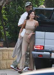 Kendall jenner and devin booker become instagram official Kendall Jenner And Devin Booker Meet Friends In Malibu Aktuelle Boulevard Nachrichten Und Fotogalerien Zu Stars Sternchen