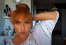 Ηομε beauty μαλλια ξερουμε ακριβως τον κωδικο βαφης της σισσυς χρηστιδου! H Sissy Xrhstidoy Apekthse Afeleies Mesa Se 3 Lepta Xwris Na Kopsei Ta Mallia Ths Sigmalive Magazine