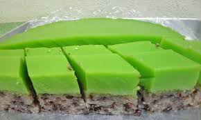 70 g rice flour, 25 g green pea flour, 25 g tapioca flour, 90 g sugar, 350 g pandanus juice (10 large screwpine leaves, blend with 200g water), 30 g rice flour, 15 g green pea flour, 3 g salt, 150 g coconut milk, 200 g water. Ikuti Resepi 8 Jenis Kuih Talam Yang Popular Dan Sedap Untuk Dibuat