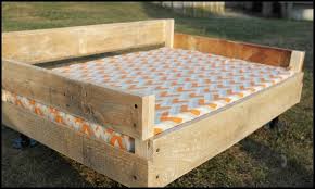 Have you ever wanted to make a cool bed for your dog? Make A Pallet Dog Bed Diy Projects For Everyone