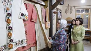 Emine Erdoğan, Özbek Köyü Müzesi ve Konigil Kağıt Fabrikası'nı ziyaret etti