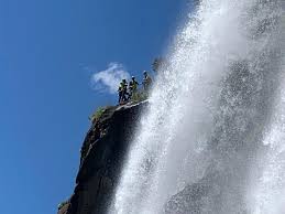 Doveva essere una domenica di relax e invece la gita alle cascate dell'acquafraggia, in val bregaglia, in provincia di sondrio, si è trasformata in tragedia. B7sazhqky6zjwm