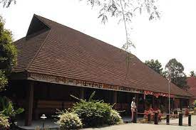 Selain bisa mendatangkan udara segar di sekitar rumah, melihat dedaunan hijau juga baik untuk mata yang setiap hari memandang monitor komputer. Anjungan Maluku Taman Mini Indonesia Indah
