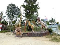 Among his collection are a 12.8m tall tyrannosaurus rex, triceratops, pachycephalosaurus and stegosaurus. Don Hu Jurassic Garden Muar Muar Destimap Destinations On Map
