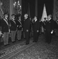 Esta serie de protestas espontáneas fue iniciada por grupos estudiantiles contrarios a la sociedad de consumo, el capitalismo. Franco Restivo Ministro Dell Interno Con Il Prefetto Angelo Vicari Capo Della Polizia E Gli Ufficiali Del I Corso Dell Accademia Del Corpo Delle Guardie Di Pubblica Sicurezza Foto Dei Presidenti Della Repubblica