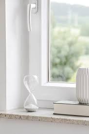 Fensterbank Dekorieren Mit Sanduhr Skandinavisch Modern Minimalistisch Schlicht Reduziert Monochrom Woh Deko Interieur Fensterbank Dekorieren Einrichtungsstil