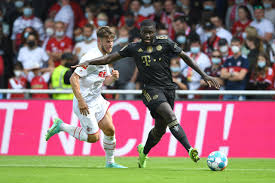 Michael cuisance (l.) und kölns jens castrop kämpfen vor steffen baumgarts augen um den ball. Nwefizo Xhxu6m