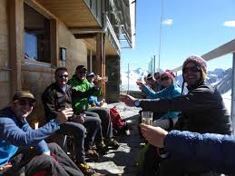 Vom stollenausgang maschieren wir nicht in richtung mönchshütte, sondern fahren gleich einmal in richtung von der hollandiahütte wird meist entweder noch osten (lötschtal) oder nach süden (oberes rhonetal) abgefahren. Gletscherwandern Zur Hollandiahutte Anenhutte Lotschental Berghutte Lotschlucke