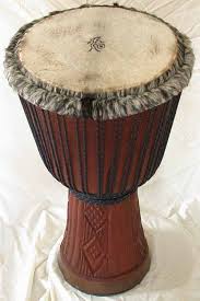 Alat musik jimbe yang terbuat dari kulit hewan seperti sapi, kambing ataupun hewan lainnya dan di keringkan. Memilih Djembe Menurut Jogging Reggaefara