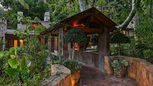 Jennifer Lopez Buys Sela Ward S 8 Acre Estate In Bel Air For 28 Million Backyard Celebrity Houses Jennifer Lopez