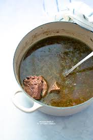Una volta che la cipolla comincia a dorarsi e le verdure cominciano ad appassire, aggiungi anche la carne macinata insieme alle erbe aromatiche. Brodo Di Carne Fatto In Casa La Ricetta Per Non Sbagliare