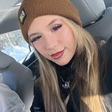 Isabel Moon's Instagram, Twitter & Facebook