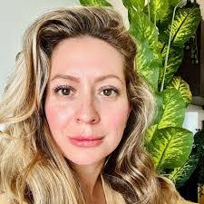 Victoria Cotter's Instagram, Twitter & Facebook