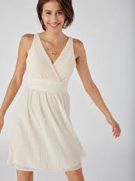 Manches courtes col v droit robe est à la mode et peu coûteux, venir à findluna à trouver en dehors environ la vêtement. Robes Courtes Femme Tendances Naf Naf