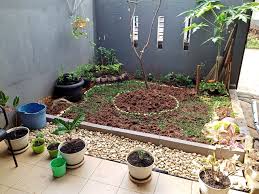 Rumput jenis ini memiliki karakter unik, sesuai dengan namanya pertumbuhannya menyamping dan tidak tumbuh tinggi. Halaman Samping Before After Taman Rumput Gajah Mini Rumah Bogor