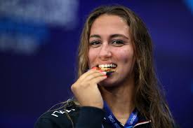Nella piscina del foro italico, la nuotatrice romana ha conquistato un tris di vittorie. Chi E Simona Quadarella Nuoto La Campionessa Che Ha Vinto 3 Ori Ai Campionati Di Glasgow 2018