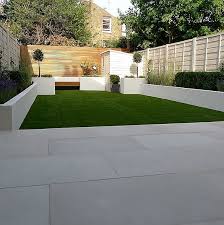 modern white garden design battersea london chalk fence amenagement jardin amenagement paysager devant maison fontaine de jardin moderne