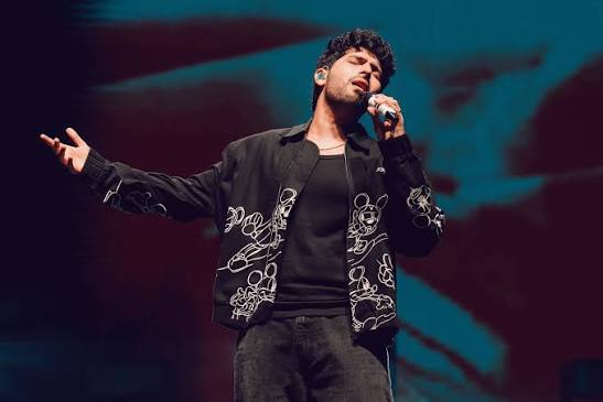 welcome to the @armaanmalik.live universe 💙 love you hyderabad thank you  for being the best audience @cardexgroup @armaanmalik.live jacket  @kilogramuniverse; styled by @saloniparekh__