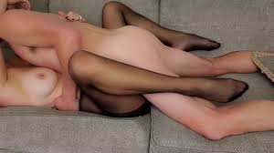 Mians lange Beine In Strumpfhosen Werden Auf Der Couch Gefickt