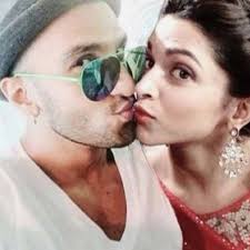 Deepika Padukone Kisses Ranveersingh Deepika Padukone Deepika Ranveer Photo Poses For Couples