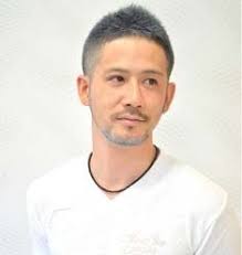 頭頂部のハゲになってしまった時は いったいどんな髪型が似合うのでしょうか 年齢が進むにつれてハゲは進行していきます しかし頭頂部が禿げてもオシャレな髪型 で 目立たなくさせることは可能です 今回は後頭部がハゲた男性にオススメな髪型をご紹介します