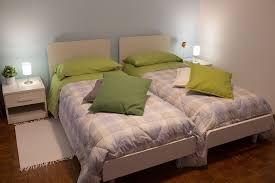 Conferma immediatapiscinaanimali ammessiaria condizionataper non fumatoriinternet. Camera Azzurra Dotata Di Una Grande Finestra Che Si Affaccia Sul Terrazzo Con Vista Sul Maestoso Tiglio Bella Piave