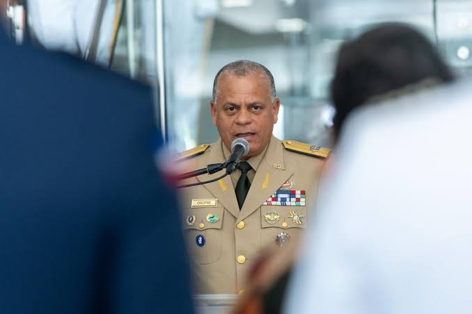 El ministro de Defensa de la República Dominicana, teniente general Carlos Antonio Fernández Onofre, ERD, condecoró al coronel de Infantería de Marina José de Jesús Gómez Castellanos, de la Armada Nac