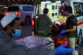 Les deux explosions qui se sont produites devant l'aéroport de kaboul, tuant au moins 6 personnes et blessant des dizaines d'autres, notamment parmi les milliers d'afghans qui s'y massent depuis des jours dans l'espoir d'être évacués du pays tombé aux mains des talibans. Jttc2cucf31cjm