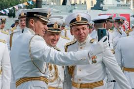 Еще одной обязательной составляющей праздника является концерт на дворцовой площади возле эрмитажа, в котором принимают участие многие знаменитые отечественные исполнители. 32yfctvxhojw M