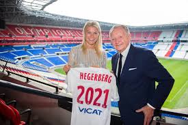 Nous pouvons donc bien nous rendre bien compte que les joueurs de foot lors d'un transfert ne sont pas réellement attirées par le chalenge…. Un Salaire Record Dans Le Foot Feminin Pour Ada Hegerberg A L Ol Sportbuzzbusiness Fr
