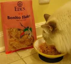 It is fished wild approximately 300 to 500 miles off the south east coast of japan in the salt waters of the western pacific ocean.the pink, luscious flakes maintain the moist 12%taurine min. Dried Bonito Flakes By Eden Foods Product Review By Floppycats Http Www Floppycats Com Dried Bonito Flakes By Best Cat Food Cat Food Brands Cat Nutrition