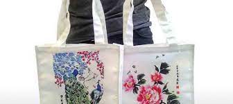 Banyak orang membeli lukisan pemandangan untuk menghias rumahnya. Produksi Tas Kain Kanvas Printing Lukisan Di Taman Sari Tas Kanvas Tas Blacu Perdana Goodiebag