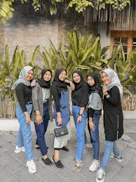Ada beberapa hal yang harus anda perhatikan dalam hal ini, antara lain: Pin Oleh Tiara Ananda Di Ootd Model Pakaian 90 An Model Pakaian Remaja Wanita Foto Grup