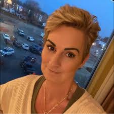 Shelly Barlow's Instagram, Twitter & Facebook