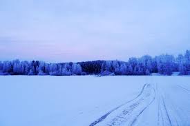 About finland full of interesting contrasts, such as the four seasons, the midnight sun and winter darkness, urban and rural, east and west. Vuokatti Finnland Winter Schneemobil Tour Snowmobile Zugefrorener See Fernwehge