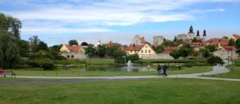 Almedalsveckan, tidigare kallad politikerveckan i almedalen, genomförs årligen i visby på gotland, där företrädare för såväl de svenska politiska partierna som allehanda intresseorganisationer och företag samlas och diskuterar politik och samhällsfrågor. Region Gotlands Seminarier Pa Almedalsveckan Region Gotland