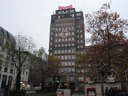 1922 begonnen, war es bei seiner fertigstellung im jahr 1924 mit 57 metern höhe und zwölf überirdischen geschossen das erste deutlich die bestehende bebauung überragende hochhaus in düsseldorf und eines der frühesten in deutschland. Persil Da Weiss Man Was Man Hat Wilhelm Marx Haus Dusseldorf Reisebewertungen Tripadvisor