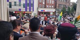 Manifestanții au aprins luminițele telefoanelor la ora 21.00. Ptv World On Twitter On 9 August 2019 A Massive Protest Demonstration Was Staged Against Revoking Articles 370 And 35a By The Indian Government In Luton England By The Pakistani Kashmiri Diaspora