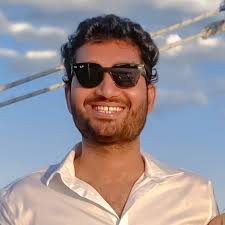 Hi I'm Sarah 👋🏼 I come with a flat chest and only 1 1/2 hands… Any  takers? 💜