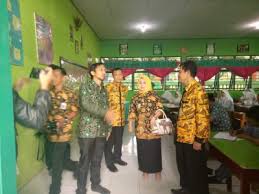 Bulukumba, kompas.com — seorang suami, am (32), warga kabupaten bulukumba, sulawesi selatan, diduga melakukan pernikahan sedarah dengan adik kandung perempuannya sendiri. Tauwwa Man 2 Bulukumba Didatangi Tim Pembina Uks Pusat