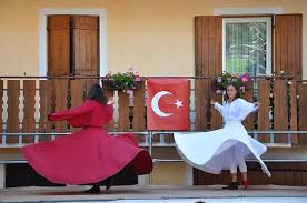 Moena'yı türk köyü yapan adam. 13 Maddede Filmlere Tas Cikaran Oykusuyle Italya Da Bir Turk Koyu Moena Italya Turkler Film
