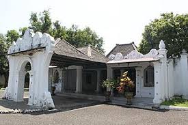 Usia dari bangunan ini juga sudah sangat tua akan tetapi masih terawat dengan baik hingga sekarang. Keraton Kasepuhan Wikipedia Bahasa Indonesia Ensiklopedia Bebas