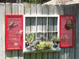 Wende Ein Altes Fenster Und Fensterladen Wieder An Um Den Zaun Zu Verkleiden Haus Dekoration Gartendekor Alte Fenster Gartenzaun Ideen