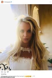 Бритни спирс вновь напугала фанатов странным танцем в коротком топе. Britney Spears Looks Blessed In Glowing Selfie Captioned Looks Like The Light Of God Coming In Daily Mail Online